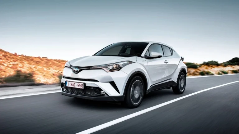 У травні світові продажі Toyota Motor Corp. досягли третього поспіль місячного рекорду. Компанія реалізувала 955 532 автомобілі, що на 8% більше, ніж за аналогічний період минулого року. Виробництво склало 906 984 одиниці. Позитивну динаміку забезпечив стабільний попит на гібридні моделі, особливо на ринках США, Японії та Китаю. Продажі автомобілів Toyota та бренду Lexus зросли більш ніж на 4% у Японії, на 7% у Китаї та на 11% у Північній Америці. Компанія планує у липні підвищити ціни більш ніж на 200 доларів на низку моделей, що реалізуються в США. Це рішення ухвалено в межах планового перегляду цін. Водночас автовиробник попереджає про можливі фінансові втрати, якщо переговори з адміністрацією США не зменшать тарифне навантаження. У травні компанія вже заявила, що очікує збитків у розмірі приблизно 1,2 мільярда доларів лише за квітень і травень. Інші японські компанії демонструють гіршу динаміку. Honda повідомила про падіння світових продажів у травні на 4%, до 298 167 одиниць, а виробництво зменшилося на 6%. У Nissan продажі скоротилися на 6%, до 256 159 одиниць, а обсяги виробництва впали на майже 17%, до 229 645 одиниць. Subaru та Mazda наразі не надали річні прогнози на фінансовий рік, який завершиться у березні 2026 року. За матеріалами 360ua.news Фото: 360ua.news, Консалтинг в Україні