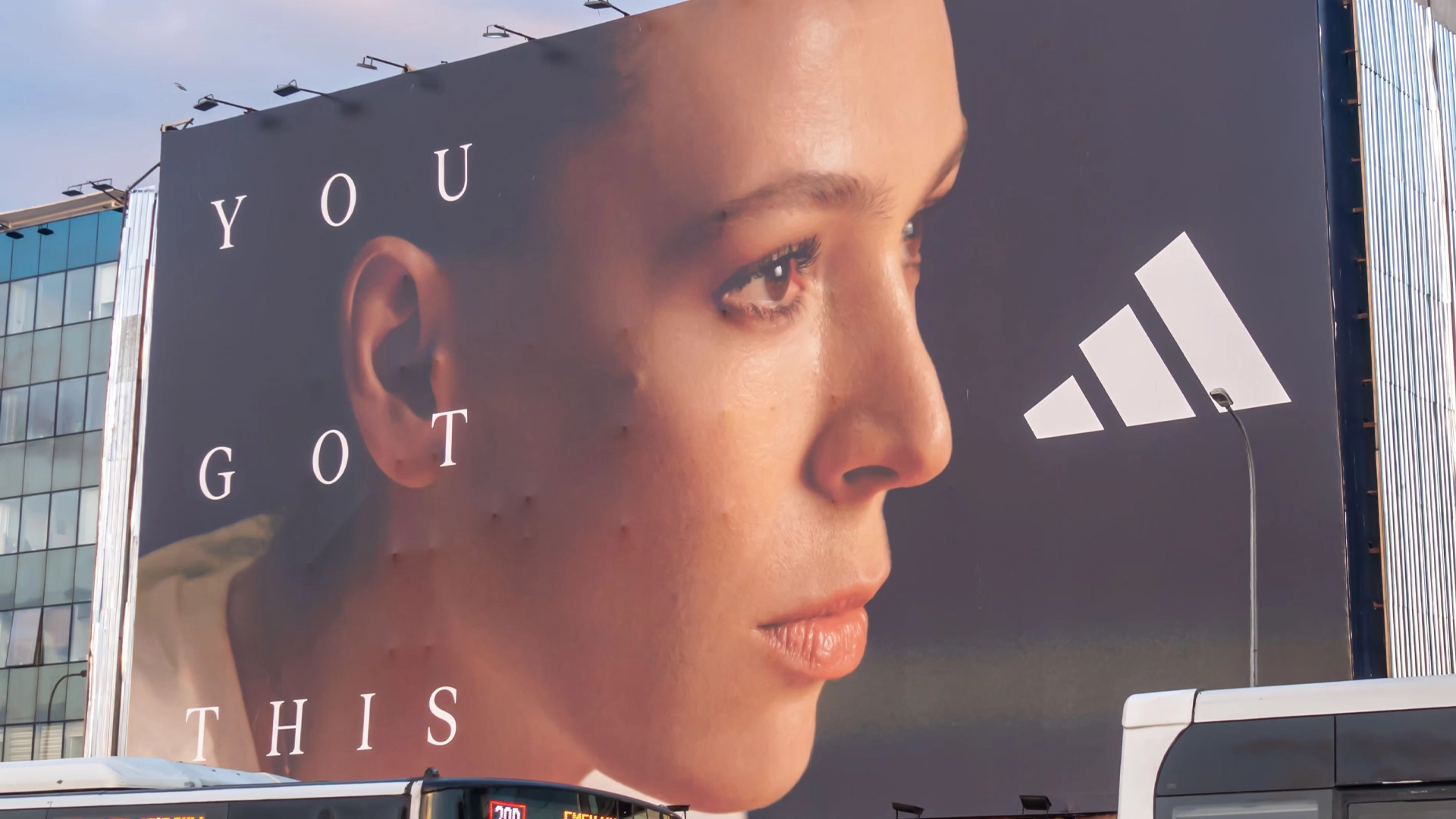 Рекламу Adidas, Uniqlo та Calvin Klein заборонили через непідтверджені заяви про «перероблений» одяг